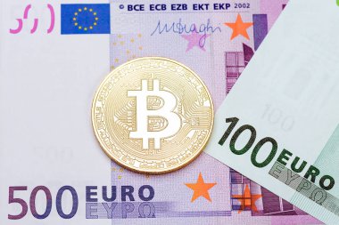 Euro backgrouond üzerinde altın bitcoin.