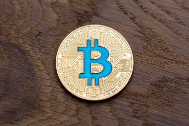 Kırmızı zemin üzerine altın cryptocurrency mavi bitcoin, yakın çekim