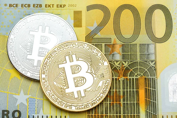 Gümüş ve altın bitcoin 200 euro banknot arka plan üzerinde.