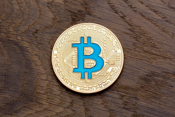 Kırmızı zemin üzerine altın cryptocurrency mavi bitcoin, yakın çekim