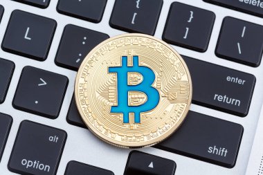 Bilgisayar klavye üzerinde altın bitcoin cruptocurrency.