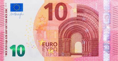 On Euro banknot yakın çekim.