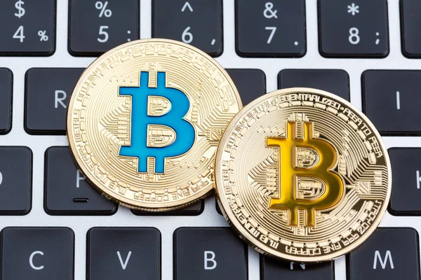 Dijital para fiziksel altın bitcoin sikkeleri üzerinde siyah bilgisayar