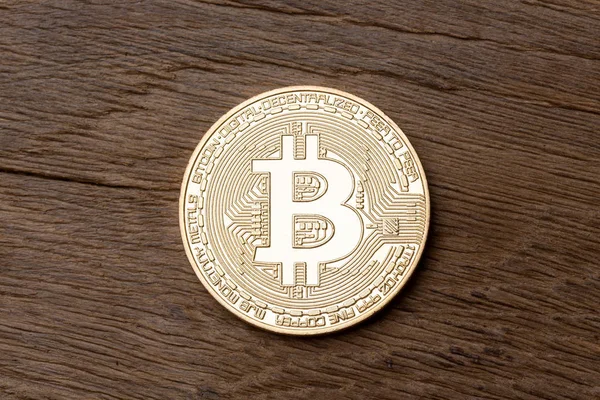 Bitcoin dorado sobre fondo de madera . — Foto de Stock