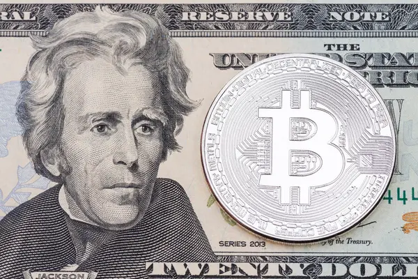 Gümüş bitcoin sikke üzerinde bir dolarlık banknot kadar yakın.