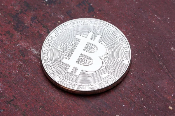 Fondo rojo con bitcoin de plata en él . — Foto de Stock