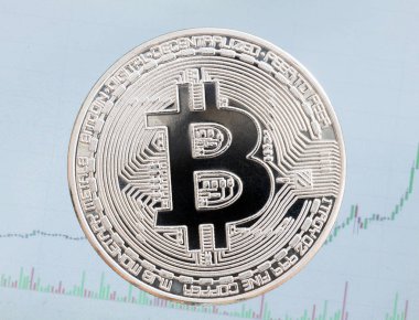 Üzerinde mavi arka plan izole gümüş bitcoin.