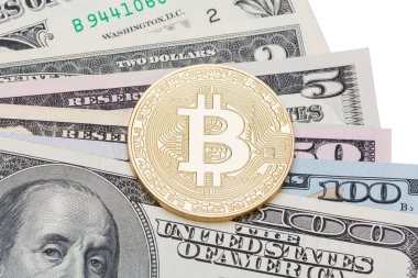 Altın bitcoin ile kaplı Doları banknot, yakın çekim.