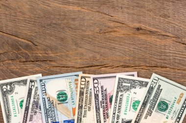 Nakit Doları banknot ahşap arka plan üzerinde.