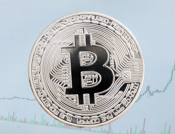 Üzerinde mavi arka plan izole gümüş bitcoin.