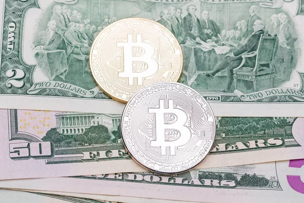 Altın ve gümüş bitcoin bize banka notları. 