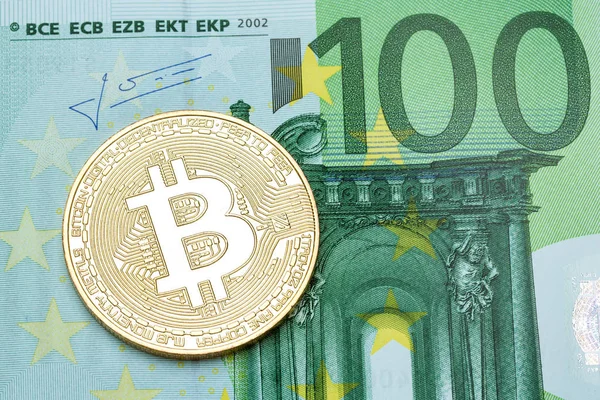 100 euro banknot üzerinde altın bitcoin. 