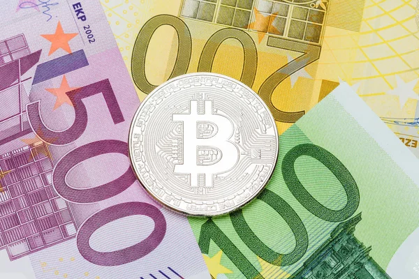 Gümüş Bitcoin yakın çekim. Euro para birimi bir arka plan olarak. Makro ph