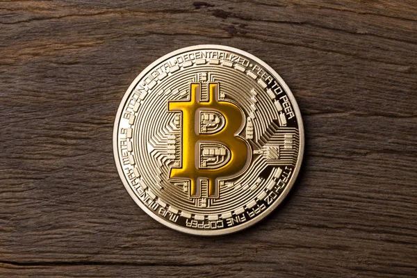 Altın cryptocurrency sarı bitcoin ahşap backg üzerinde yakın çekim
