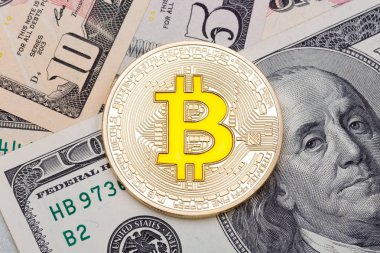 Farklı dolar zemin üzerine altın sarı bitcoin. 