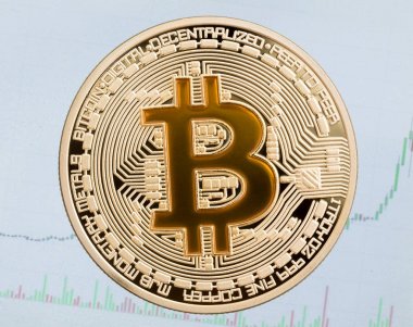 Mavi zemin üzerine altın cruptocurrency sikke sarı bitcoin.
