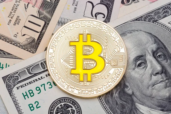 Farklı dolar zemin üzerine altın sarı bitcoin. 