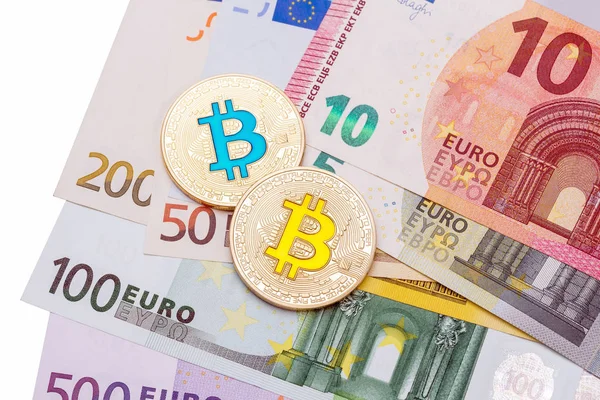 İki bitcoins ile kaplı beyaz arka plan üzerinde Euro nakit.