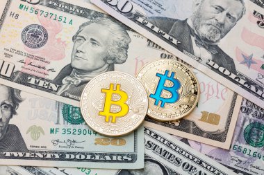 Doları banknot arka plan ile altın bitcoins.