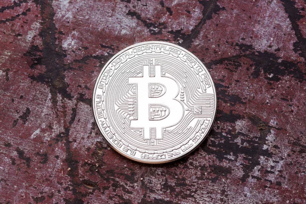 Bitcoin de plata sobre fondo rojo, de cerca . — Foto de Stock