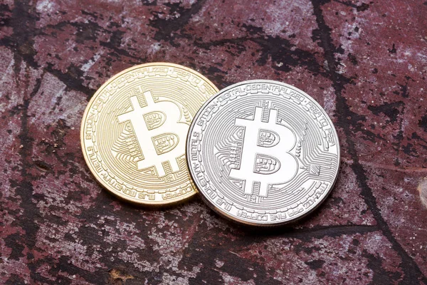 Bitcoins de plata y oro sobre fondo rojo, de cerca . — Foto de Stock