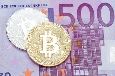 500 euro banknot arka plan üzerinde gümüş ve altın bitcoin.