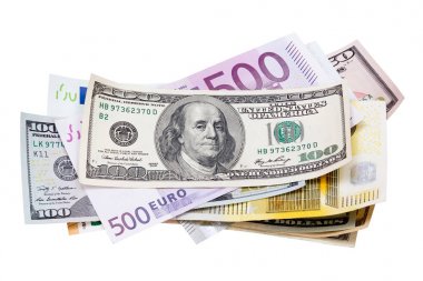 Beyaz arkaplanda dolar ve avro banknotları izole.