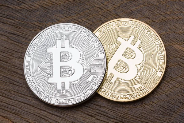 Primo piano di bitcoin d'argento e d'oro su sfondo di legno . — Foto Stock