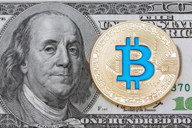 Altın cryptocurrency mavi bitcoin üzerinde 100 dolarlık banknot ba