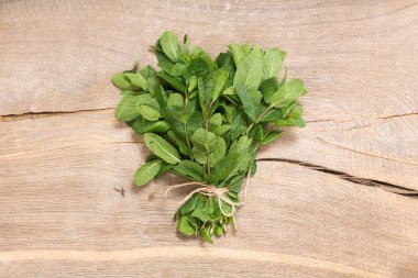 Orijinal ahşap arka plan üzerinde taze nane demet.