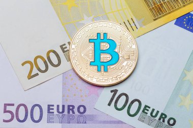 Altın cryptocurrency mavi bitcoin euro arka plan. 