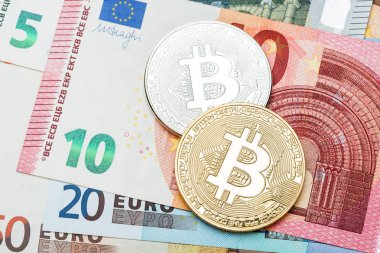 Gümüş ve altın Bitcoin yakın çekim. Euro para birimi bir adam olarak