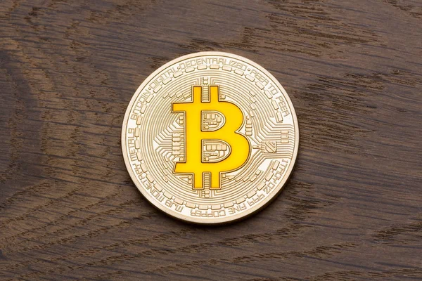 Fondo marrón con bitcoin amarillo criptomoneda de oro en él — Foto de Stock