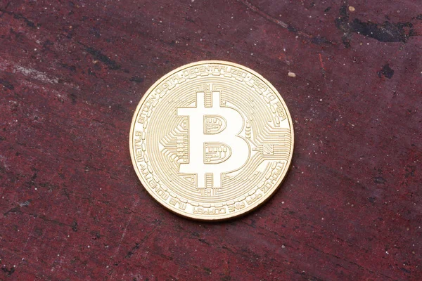 Bitcoin dorado sobre fondo rojo . — Foto de Stock