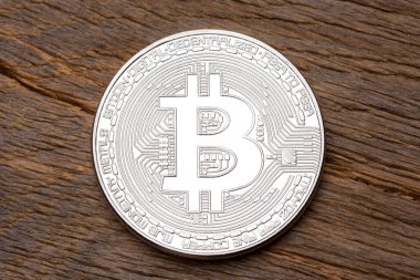ahşap arka plan üzerinde gümüş bitcoin. 