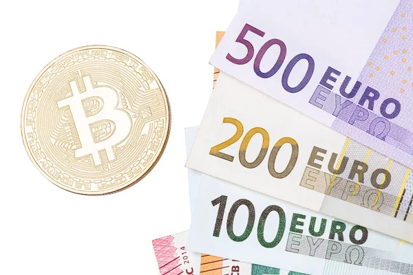 Altın Bitcoin ve beyaz arka planda büyük miktarlarda euro. 