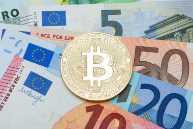Gümüş Bitcoin euro para birimi arka plan üzerine kapatın. Conceptu