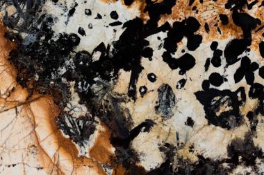 Değerli taş süsleme ile. 