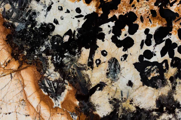 Değerli taş süsleme ile. 