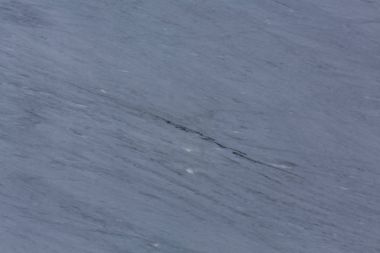 Taze mermer arka planda gri-mavi renk.