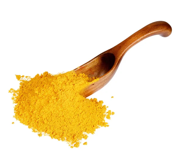 Polvo de curry amarillo en la cuchara de madera, aislado sobre fondo blanco de cerca —  Fotos de Stock