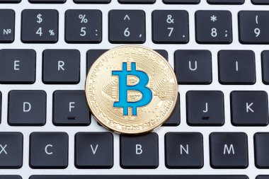 Bilgisayar klavyesinde altın bitcoin crupto para birimi, mavi bitcoin.