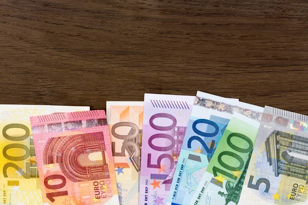 Geld euro op houten ondergrond. Bedrijfsconcept. — Stockfoto