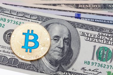 Beyaz zemin üzerinde altın mavi bitcoin ile birkaç dolar banknot.