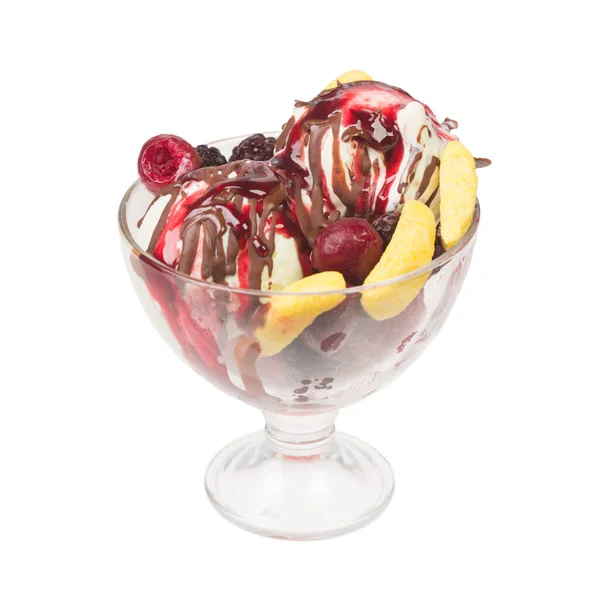 Vanilkový pohár zmrzlina s čokoládovou omáčkou a ovoce. — Stock fotografie