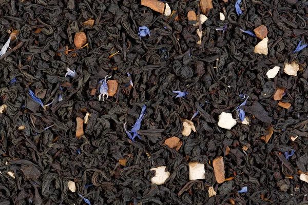 Te blandning av kuber av torkad ingefära, safflor och blåklint kronblad, kanel. — Stockfoto