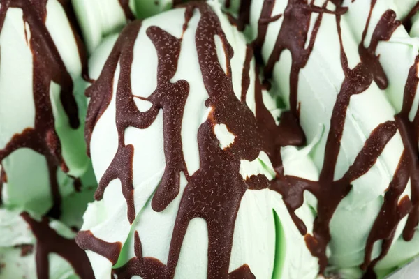 Lichtgroen ijs met chocoladesiroop. Voedselachtergrond. — Stockfoto
