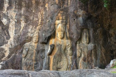 Budurwagala, Sri Lanka 'daki antik Budist tapınağı. Kompleks yedi heykelden oluşuyor..