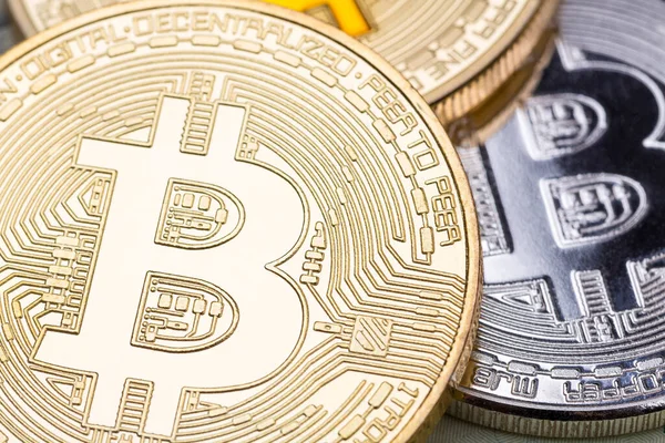 Tre bitcoin possono essere utilizzati come sfondo . — Foto Stock