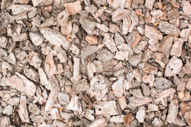 Bir doku olarak gübre parçalarıyla kaplı toprak zemini.